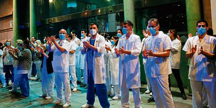 ESPAÑA REGISTRA MENOR CIFRA DE MUERTOS POR DÍA DE COVID-19