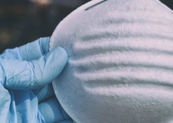 FARMACÉUTICO DE NUEVA YORK LLEGÓ A ACUMULAR 200 MIL CUBREBOCAS