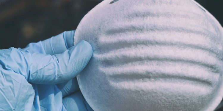 FARMACÉUTICO DE NUEVA YORK LLEGÓ A ACUMULAR 200 MIL CUBREBOCAS