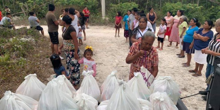 JOVEN EMPRESARIO CANCUNENSE LLEVA DESPENSAS A FAMILIAS DE ZONAS IRREGULARES
