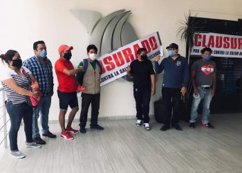 CLAUSURA COLECTIVO SIMBÓLICAMENTE A TV AZTECA OAXACA