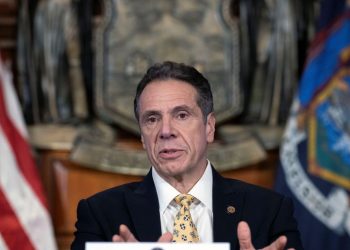 GOBERNADOR DE NUEVA YORK PIDE A TRUMP «LEVANTARSE Y TRABAJAR»