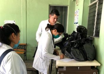 GOBIERNO ENTREGA A PASANTES DE MEDICINA EQUIPO DE PROTECCIÓN PERSONAL