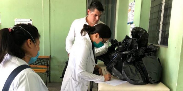 GOBIERNO ENTREGA A PASANTES DE MEDICINA EQUIPO DE PROTECCIÓN PERSONAL