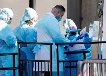 GOBIERNO LLAMA A MÉDICOS Y ENFERMERAS DE 60 AÑOS A VOLVER ANTE EMERGENCIA