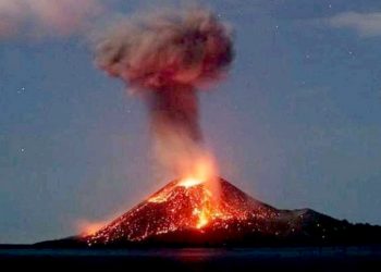 HACE ERUPCIÓN EL VOLCÁN KRAKATOA EN INDONESIA