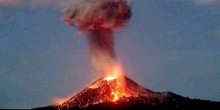 HACE ERUPCIÓN EL VOLCÁN KRAKATOA EN INDONESIA