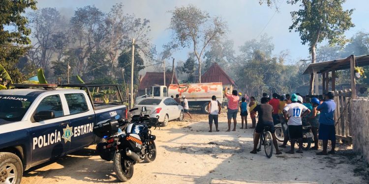 INCENDIO CONSUME DOS PALAPAS