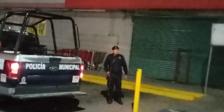 RESGUARDAN TIENDAS DE AUTOSERVICIO Y COMERCIO PARA EVITAR SAQUEOS EN COMALCALCO