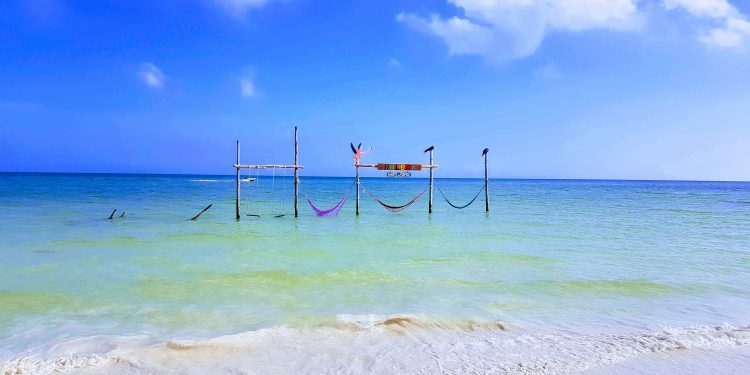 ULTIMÁTUM A TURISTAS Y EXTRANJEROS SIN VISA DE TRABAJO EN HOLBOX: DEBEN IRSE HOY DE LA ISLA