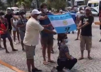 VACACIONISTAS ARGENTINOS EN CANCÚN PIDEN AYUDA A SU GOBIERNO PARA PODER REGRESAR A SU PAÍS