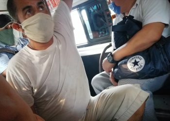 NO SON TODOS, PERO HAY CHOFERES DE TRANSPORTE PÚBLICO QUE SIGUEN LLEVANDO PASAJEROS DE PIE