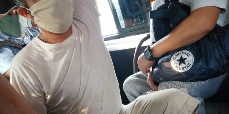 NO SON TODOS, PERO HAY CHOFERES DE TRANSPORTE PÚBLICO QUE SIGUEN LLEVANDO PASAJEROS DE PIE