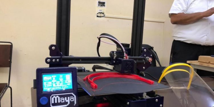 JÓVENES UNIVERSITARIOS DEL SUR DE YUCATÁN ELABORAN CARETAS DE ACRÍLICO PARA EL PERSONAL MÉDICO