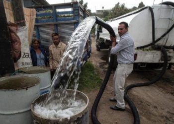 LUCRAN CON EL AGUA EN VILLA OCUILTZAPOTLÁN, VENDEN BIDONES EN 150 PESOS