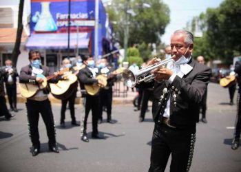 MARIACHIS LLEVAN SERENATA A ENFERMOS DE COVID-19