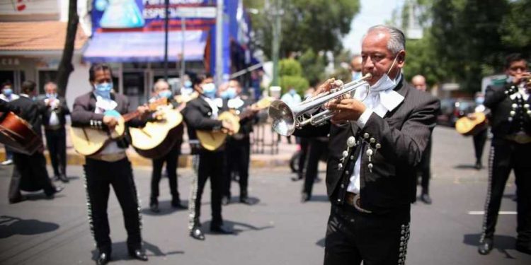 MARIACHIS LLEVAN SERENATA A ENFERMOS DE COVID-19