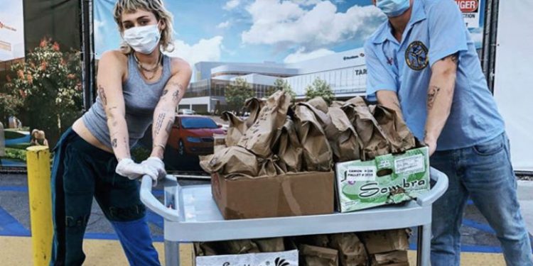 MILEY CYRUS Y CODY SIMPSON ENTREGAN TACOS A PERSONAL MÉDICO