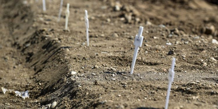 MILÁN ENTIERRA DECENAS DE CUERPOS NO RECLAMADOS DE VÍCTIMAS DE COVID-19