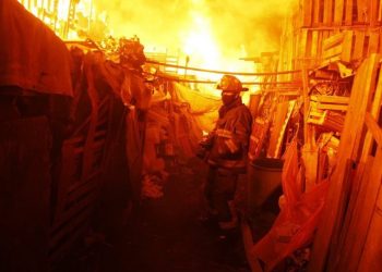 MUEREN DOS MENORES EN INCENDIO EN LA CENTRAL DE ABASTOS DE CDMX