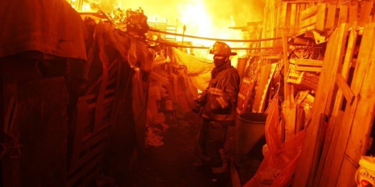 MUEREN DOS MENORES EN INCENDIO EN LA CENTRAL DE ABASTOS DE CDMX