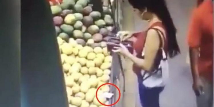 MUJER ROBA BILLETE A NIÑO EN MERCADO DE APATZINGÁN