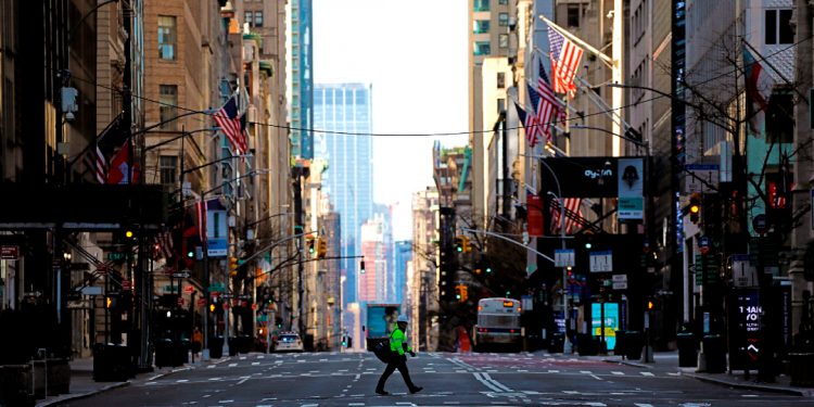 NUEVA YORK PIDE SALIR A LA CALLE CON LA BOCA Y LA NARIZ CUBIERTAS