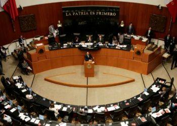 PIDEN HONRAR A TRABAJADORES SANITARIOS CON LETRAS DORADAS EN EL SENADO