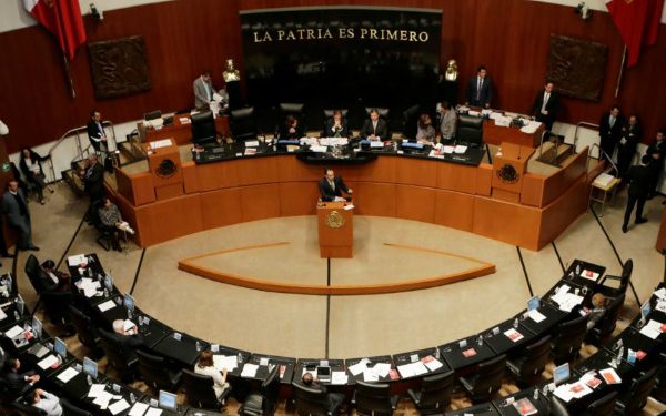 PIDEN HONRAR A TRABAJADORES SANITARIOS CON LETRAS DORADAS EN EL SENADO