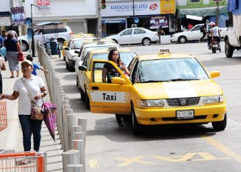 PIDEN TAXISTAS A SUS PATRONES PROVEERLES DE CUBREBOCAS PARA LAS JORNADAS DE TRABAJO