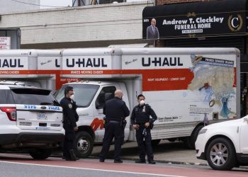 POLICÍA DE NY DESCUBRE CAMIONES CON DOCENAS DE CUERPOS SIN REFRIGERAR