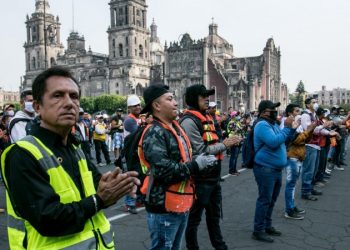 PROTESTAN COMERCIANTES DEL METRO Y ALBAÑILES EN PALACIO NACIONAL