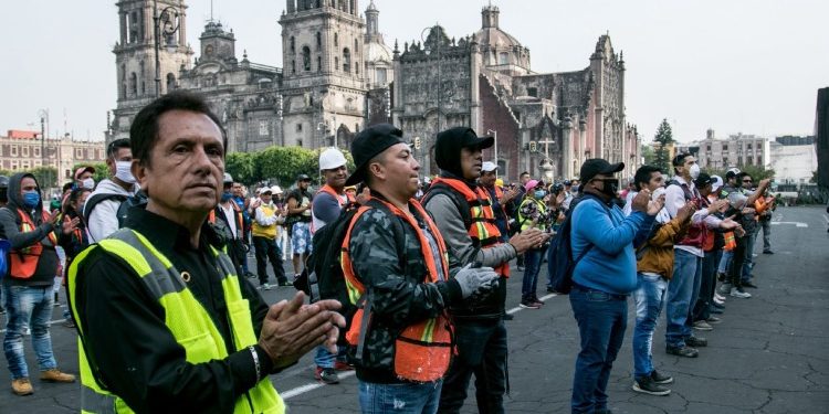 PROTESTAN COMERCIANTES DEL METRO Y ALBAÑILES EN PALACIO NACIONAL