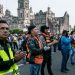 PROTESTAN COMERCIANTES DEL METRO Y ALBAÑILES EN PALACIO NACIONAL