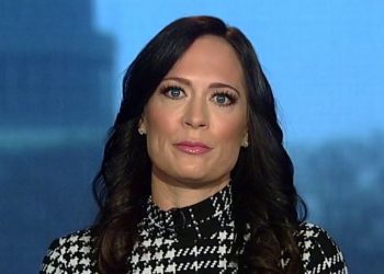 RENUNCIA VOCERA DE TRUMP SIN HABER DADO NUNCA UNA RUEDA DE PRENSA