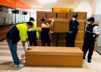 REPARTEN ATAÚDES DE CARTÓN POR CRISIS DE CADÁVERES EN ECUADOR