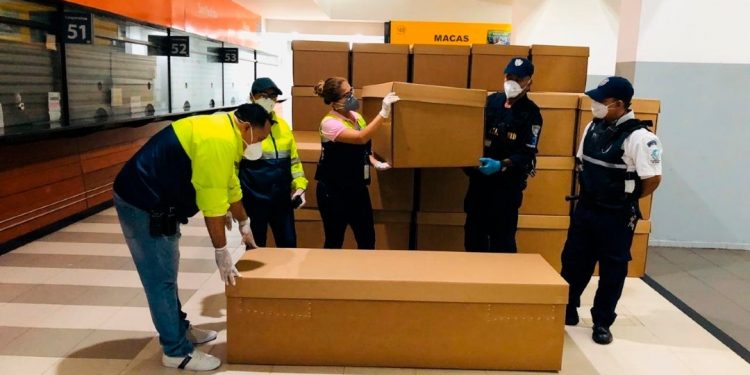 REPARTEN ATAÚDES DE CARTÓN POR CRISIS DE CADÁVERES EN ECUADOR