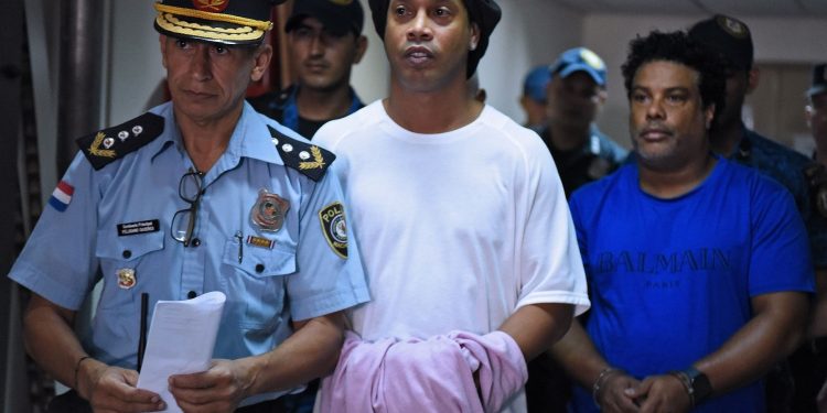 RONALDINHO SALE DE LA CÁRCEL DE PARAGUAY
