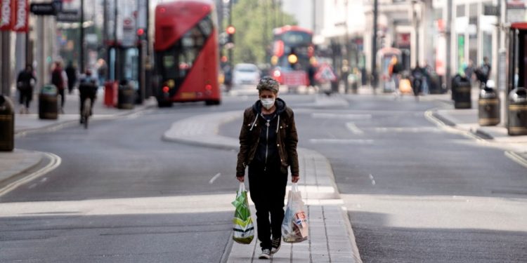 SUMAN MÁS DE 13 MIL MUERTOS POR COVID-19 EN REINO UNIDO