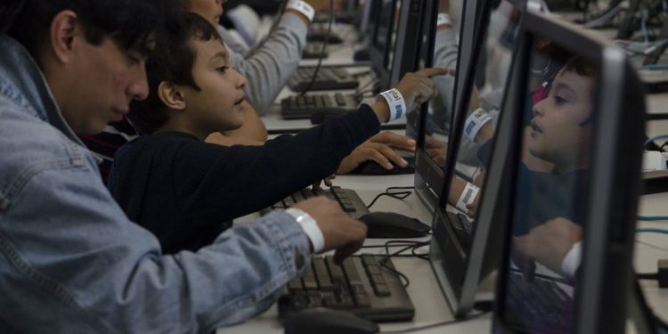 TRAS UN MES DE ASUETO, 30 MILLONES REINICIAN CLASES VIRTUALES EN MÉXICO