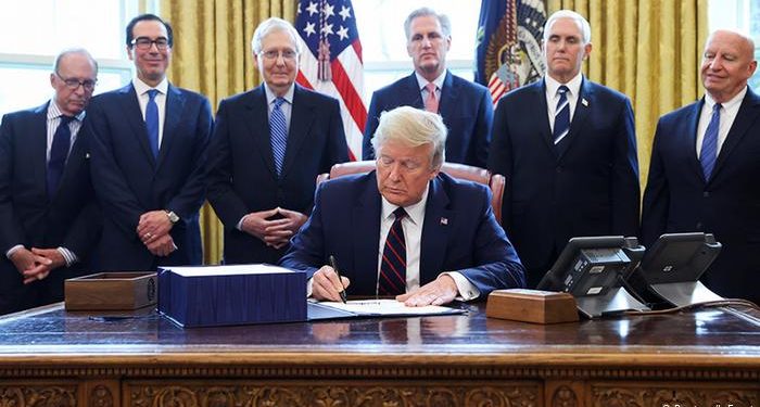 TRUMP AUTORIZA MEDIO BILLÓN DE DÓLARES MÁS EN APOYOS POR COVID-19