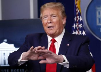 TRUMP MANTENDRÁ CIERRE DE FRONTERAS CON EUROPA HASTA QUE «LA SITUACIÓN MEJORE»