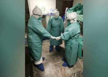 VIRALIZAN FOTO DEL PERSONAL MÉDICO DEL «JUAN GRAHAM», ORANDO A DIOS ANTE LA PANDEMIA DEL COVID-19