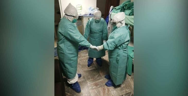 VIRALIZAN FOTO DEL PERSONAL MÉDICO DEL «JUAN GRAHAM», ORANDO A DIOS ANTE LA PANDEMIA DEL COVID-19