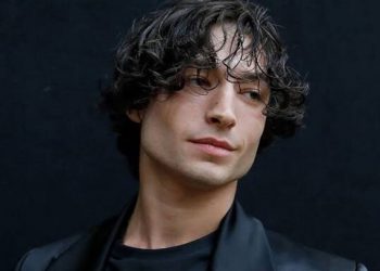 VIRALIZAN VIDEO DE EZRA MILLER ATACANDO A UNA FAN