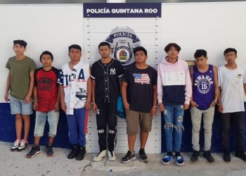 DETIENEN A PRESUNTOS SAQUEADORES DE UN OXXO EN CANCÚN