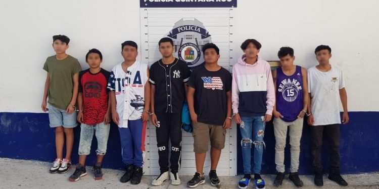 DETIENEN A PRESUNTOS SAQUEADORES DE UN OXXO EN CANCÚN