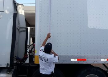 TRÁILER DEJA SIN LUZ A VECINOS DE LA COLONIA PROTERRITORIO AL ROMPER EL CABLEADO ELÉCTRICO