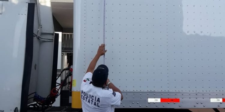 TRÁILER DEJA SIN LUZ A VECINOS DE LA COLONIA PROTERRITORIO AL ROMPER EL CABLEADO ELÉCTRICO