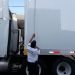 TRÁILER DEJA SIN LUZ A VECINOS DE LA COLONIA PROTERRITORIO AL ROMPER EL CABLEADO ELÉCTRICO